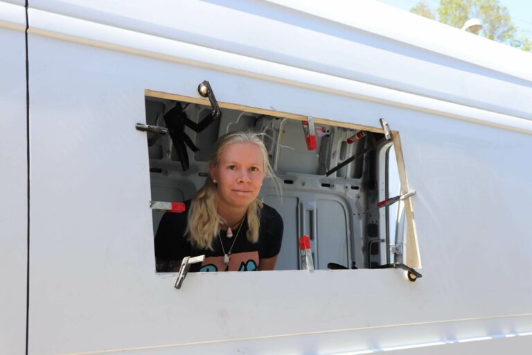 Fenster einbauen beim Wohnmobil Kastenwagen Selbstausbau
