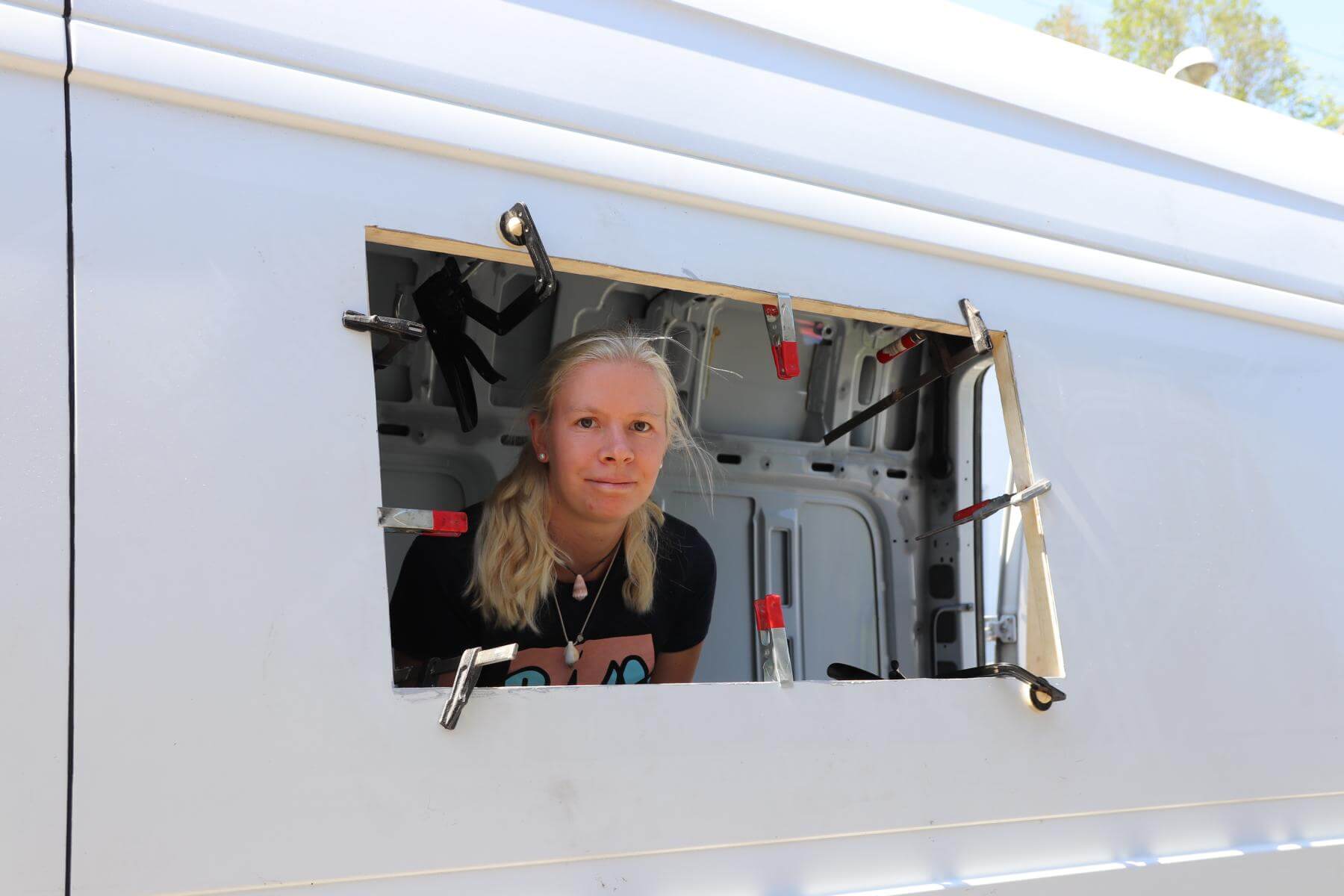 Fenster einbauen beim Wohnmobil  Kastenwagen Selbstausbau • Abenteuer  Vanlife