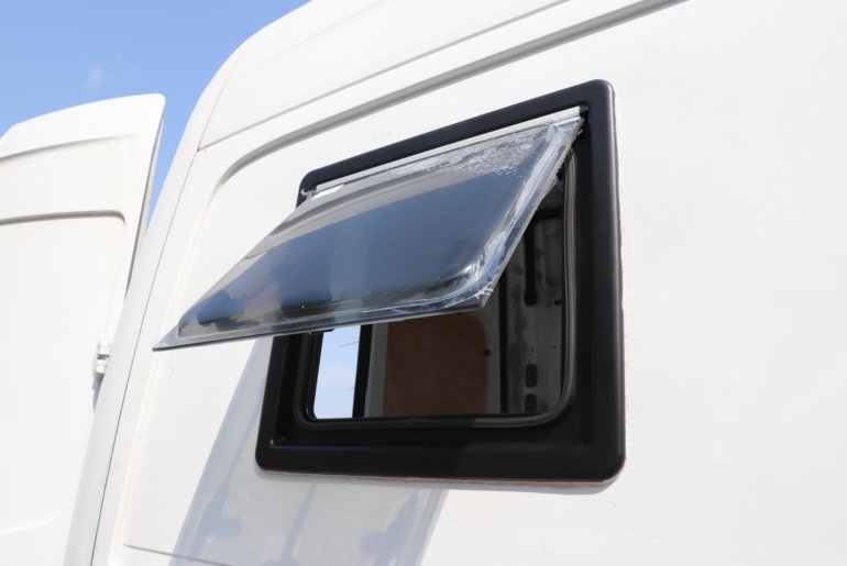 Fenster einbauen beim Wohnmobil Kastenwagen Selbstausbau