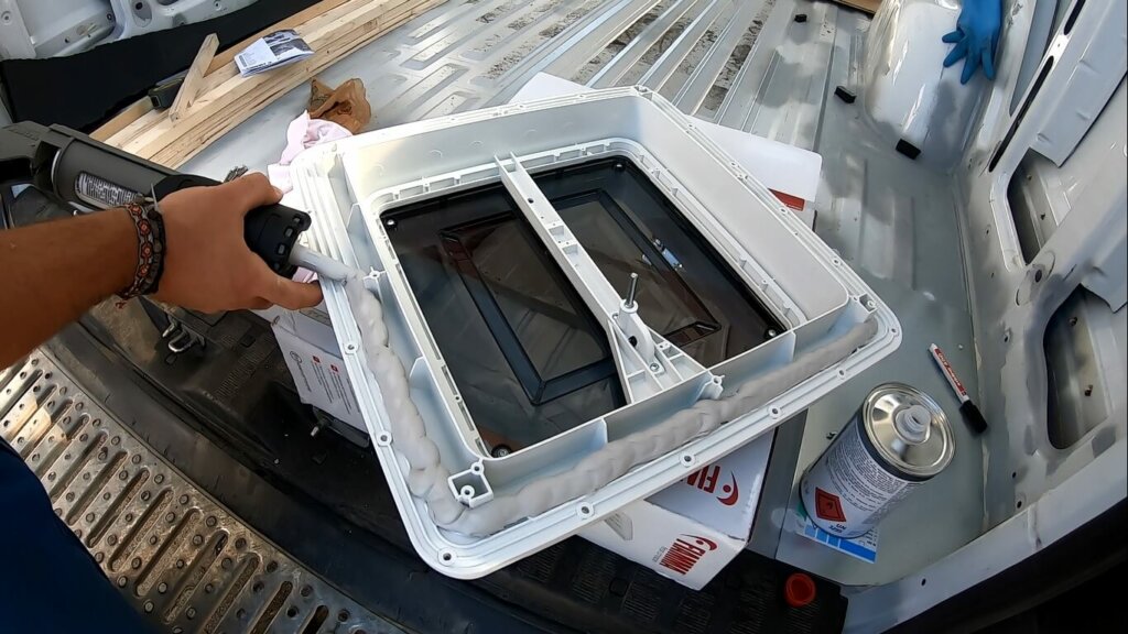 Dachfenster einbauen beim Wohnmobil  Kastenwagen Ausbau • Abenteuer Vanlife
