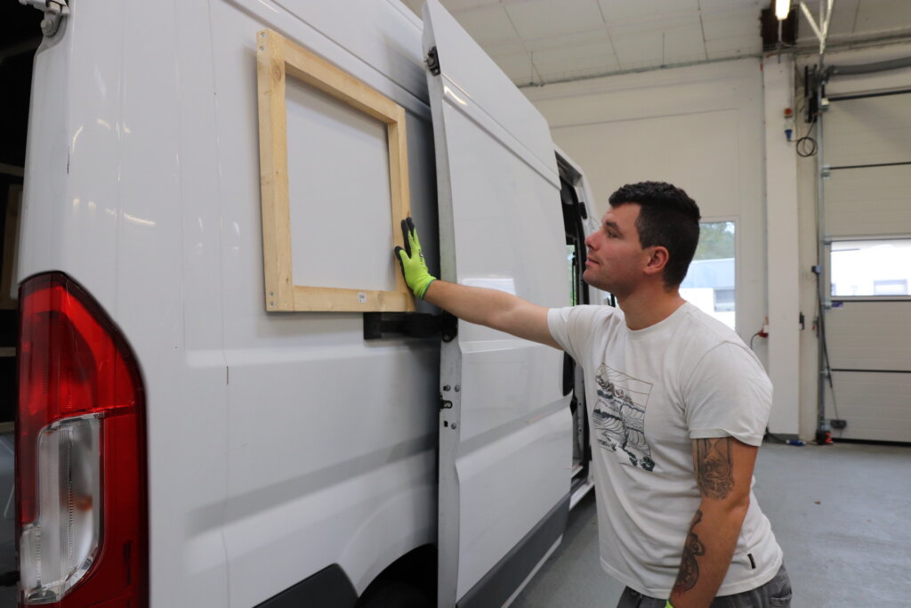 Fenster einbauen im Camper  Van Ausbau • Abenteuer Vanlife